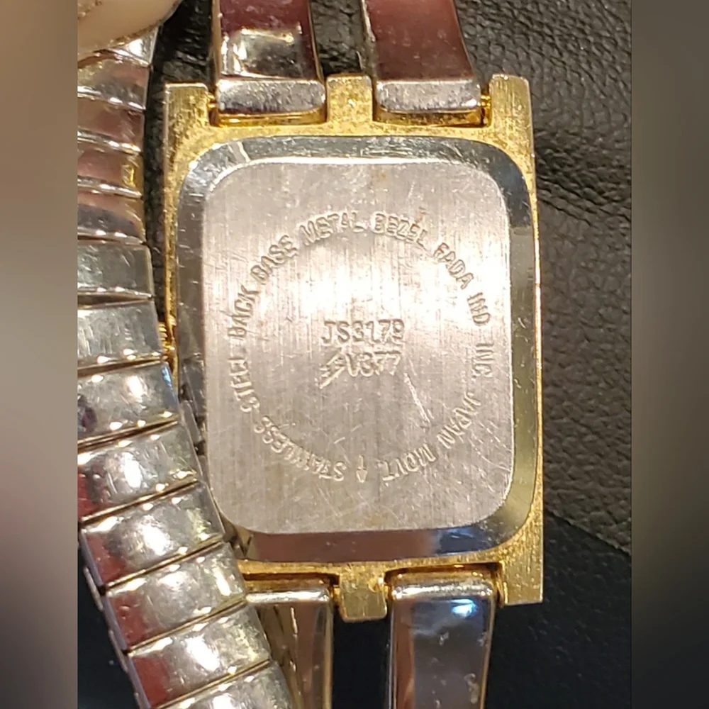 Jaclyn Smith Womans Silver Tone Dial Gold Tone Case Stretch Band‎ Watch 6.5 Inch
